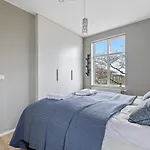 Venture Vacation-Cheerful Down Town Apartment